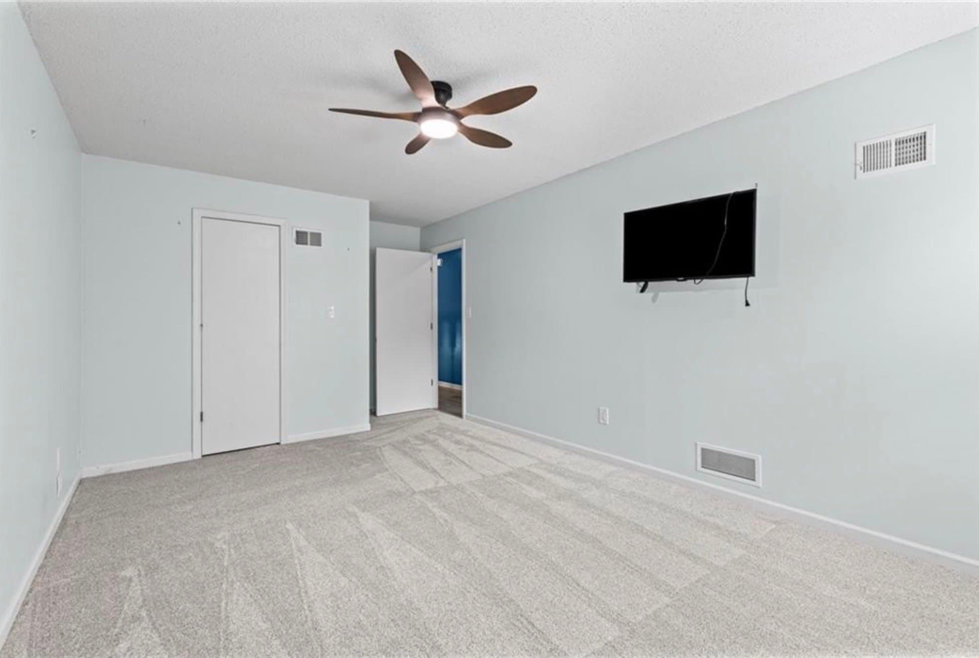 Lenexa House: 8933 Woodstone St