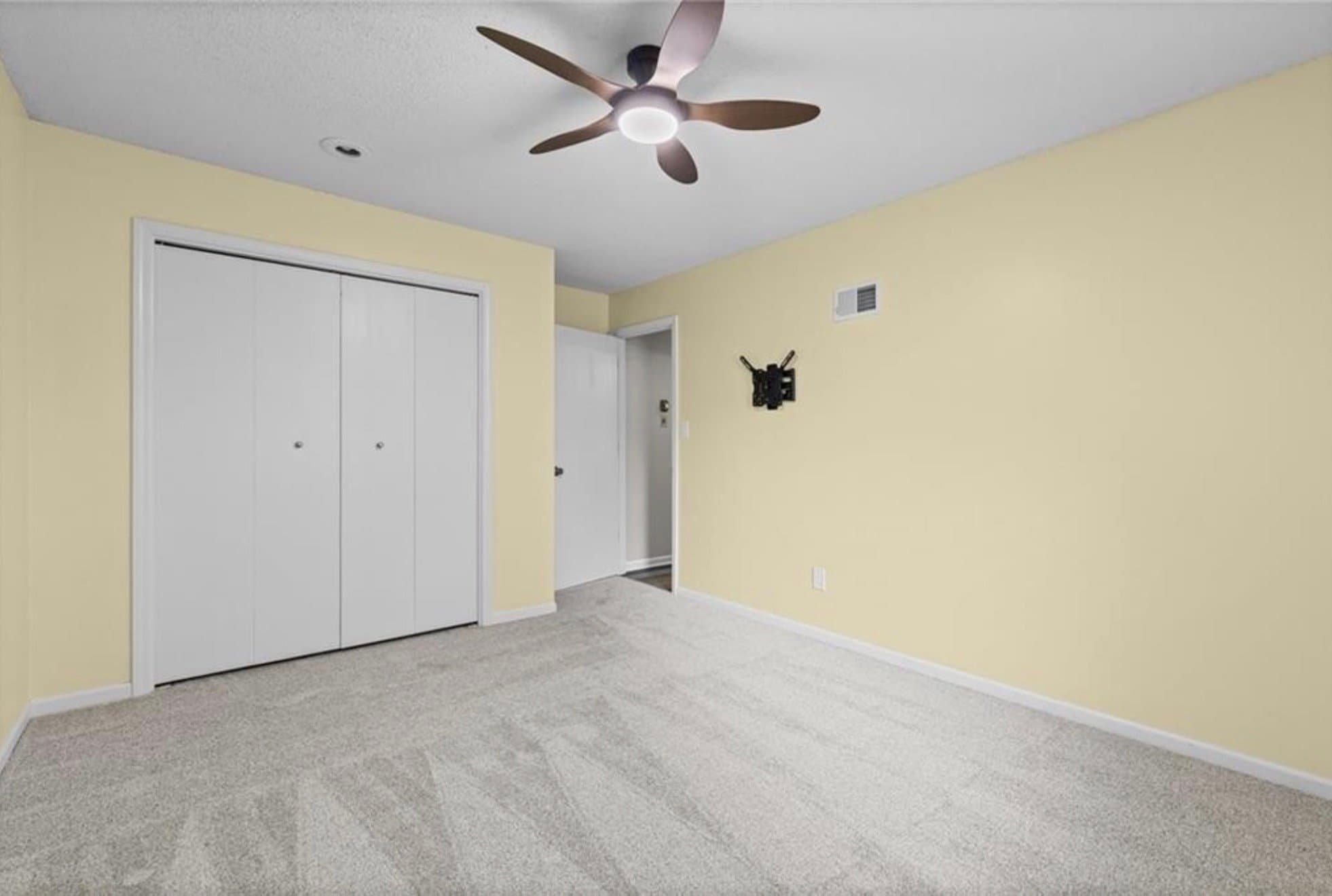 Lenexa House: 8933 Woodstone St