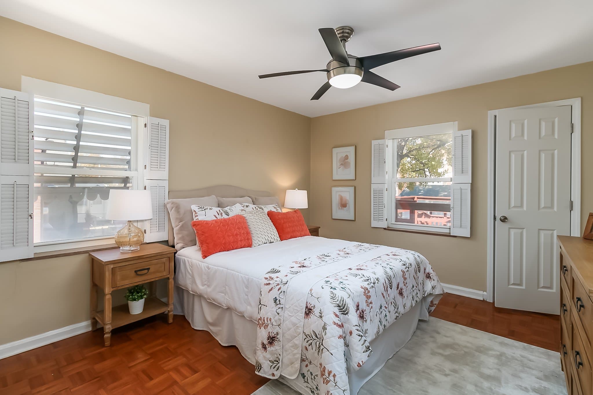 St Louis House: 6353 Lansdowne Ave