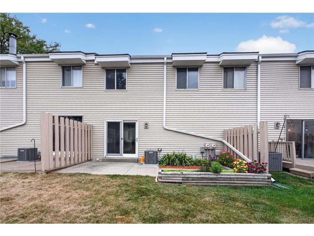 Maplewood Townhome: 456 Dorland Ct S.
