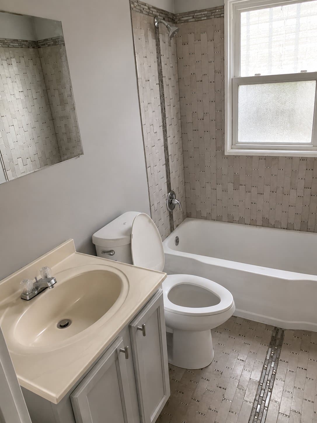 Saint Louis House: 19 N Harvey Ave