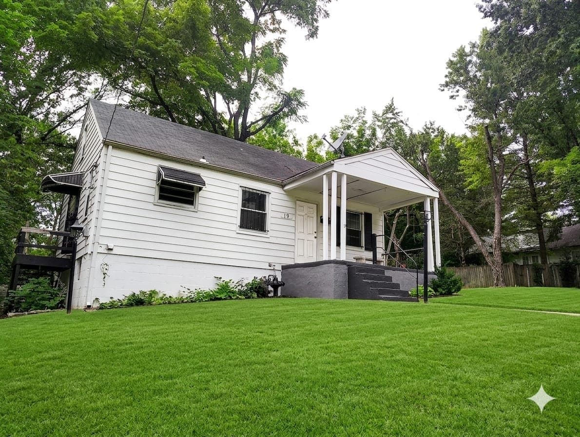 Saint Louis House: 19 N Harvey Ave