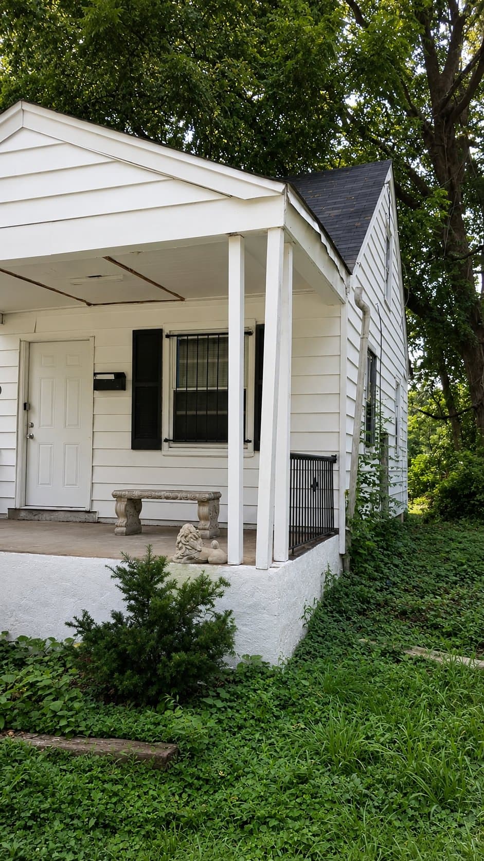 Saint Louis House: 19 N Harvey Ave