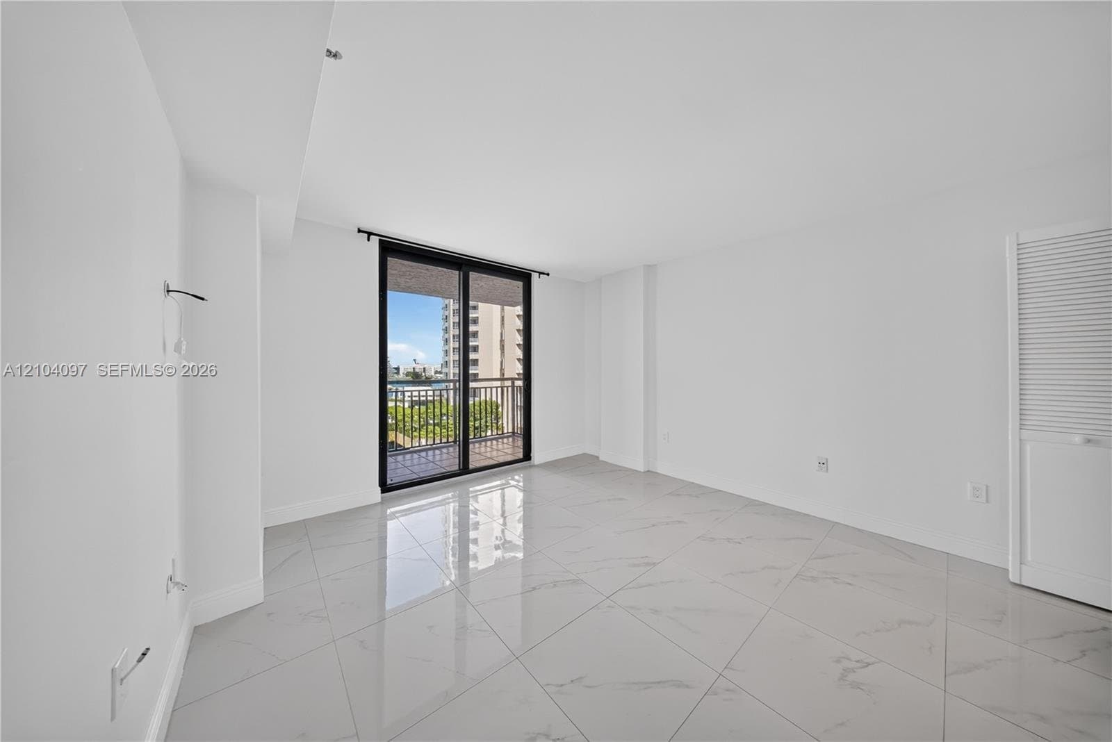 Miami Condo: 540 Brickell Key Dr