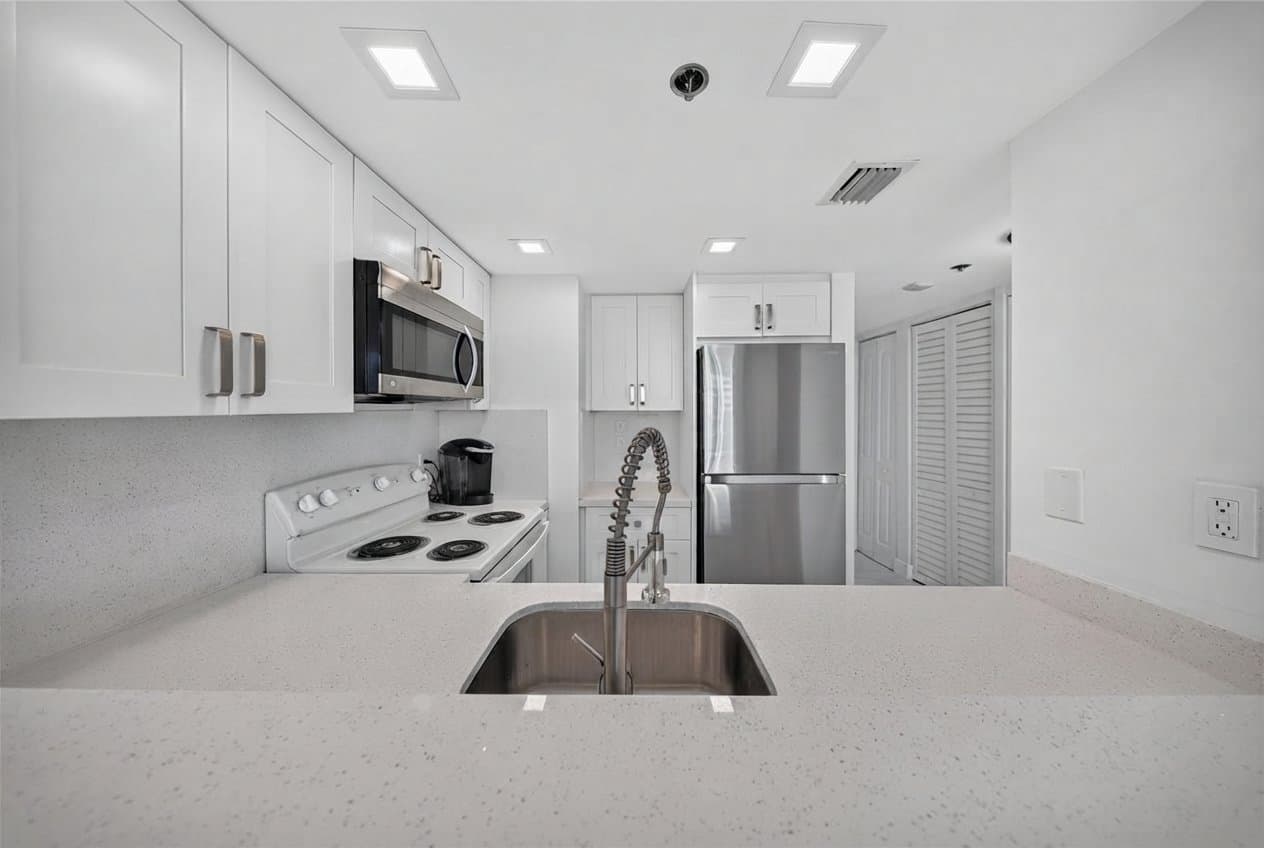 Miami Condo: 540 Brickell Key Dr