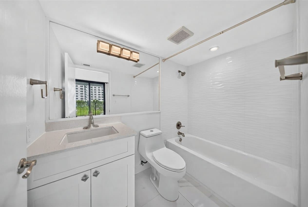 Miami Condo: 540 Brickell Key Dr