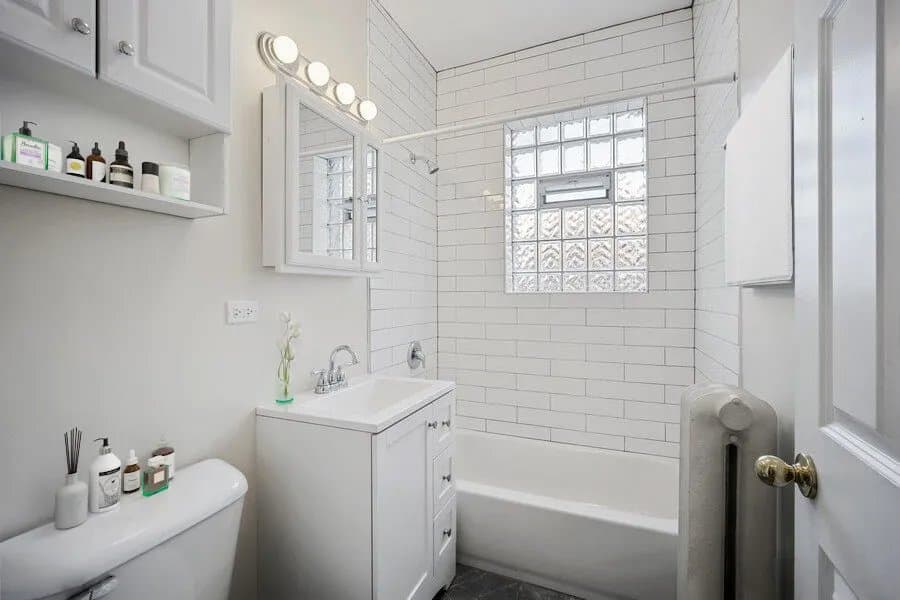 Chicago Apartment: 4225 N Paulina St