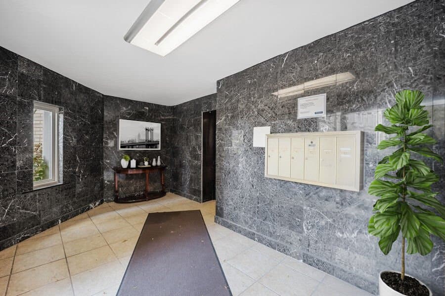 Chicago Apartment: 4225 N Paulina St
