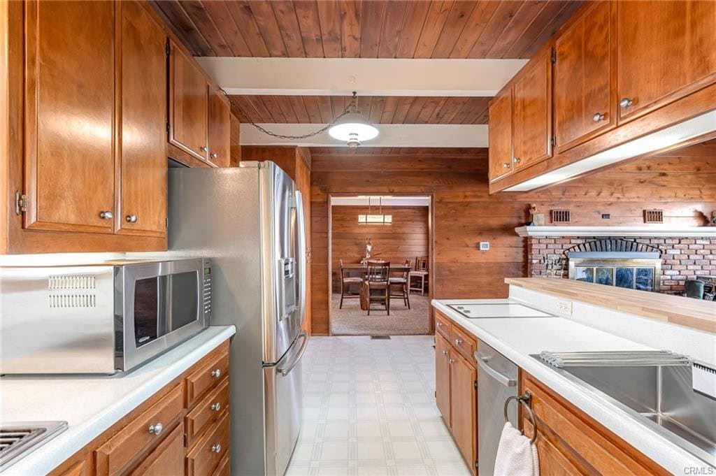 Lake Arrowhead House: 1405 Sequoia Drive, Lake Arrowhead, CA 92352