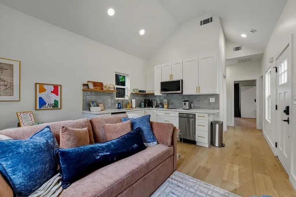 Decatur House: 621 Coventry Rd