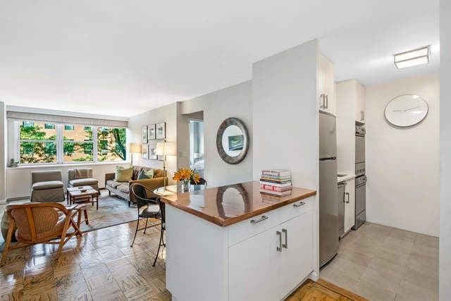 Manhattan Apartment: 360 West 22nd Str