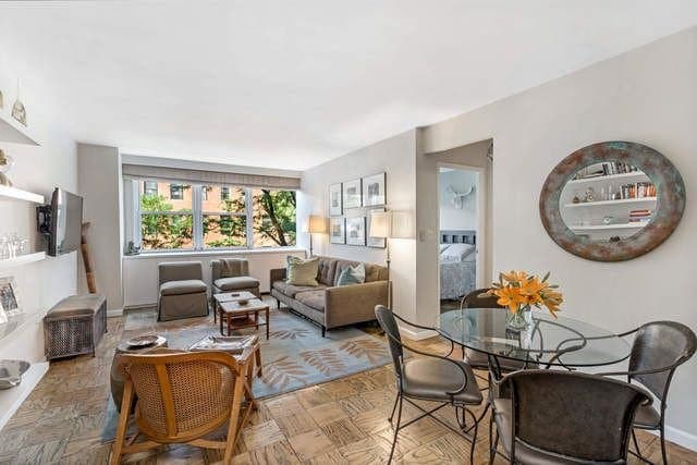 Manhattan Apartment: 360 West 22nd Str