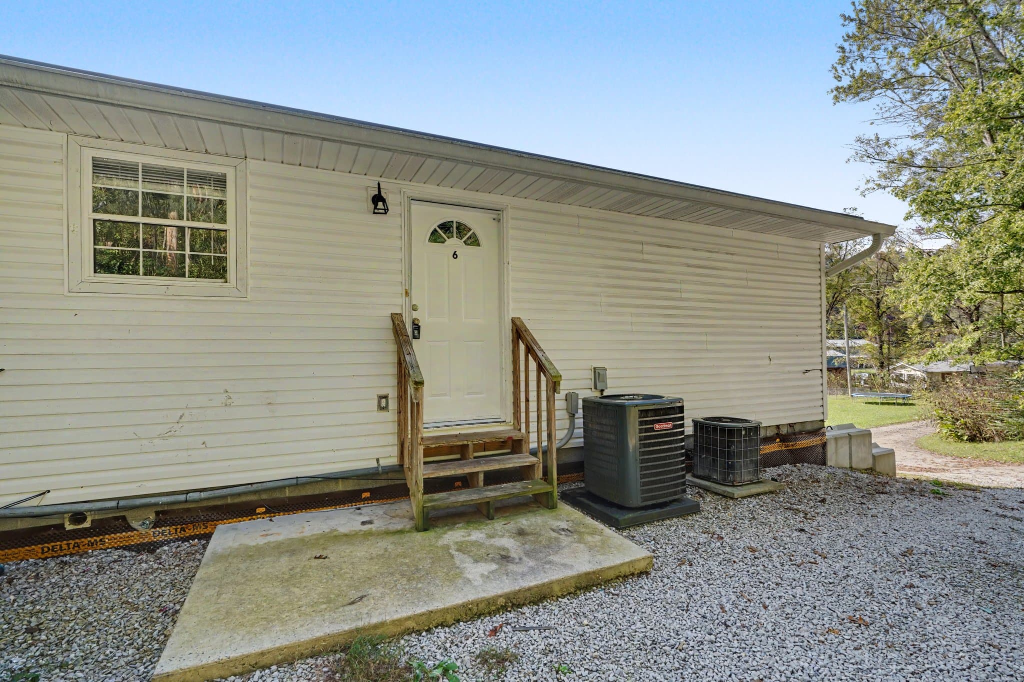 Jacksboro Apartment: 215 Timberlake Circle