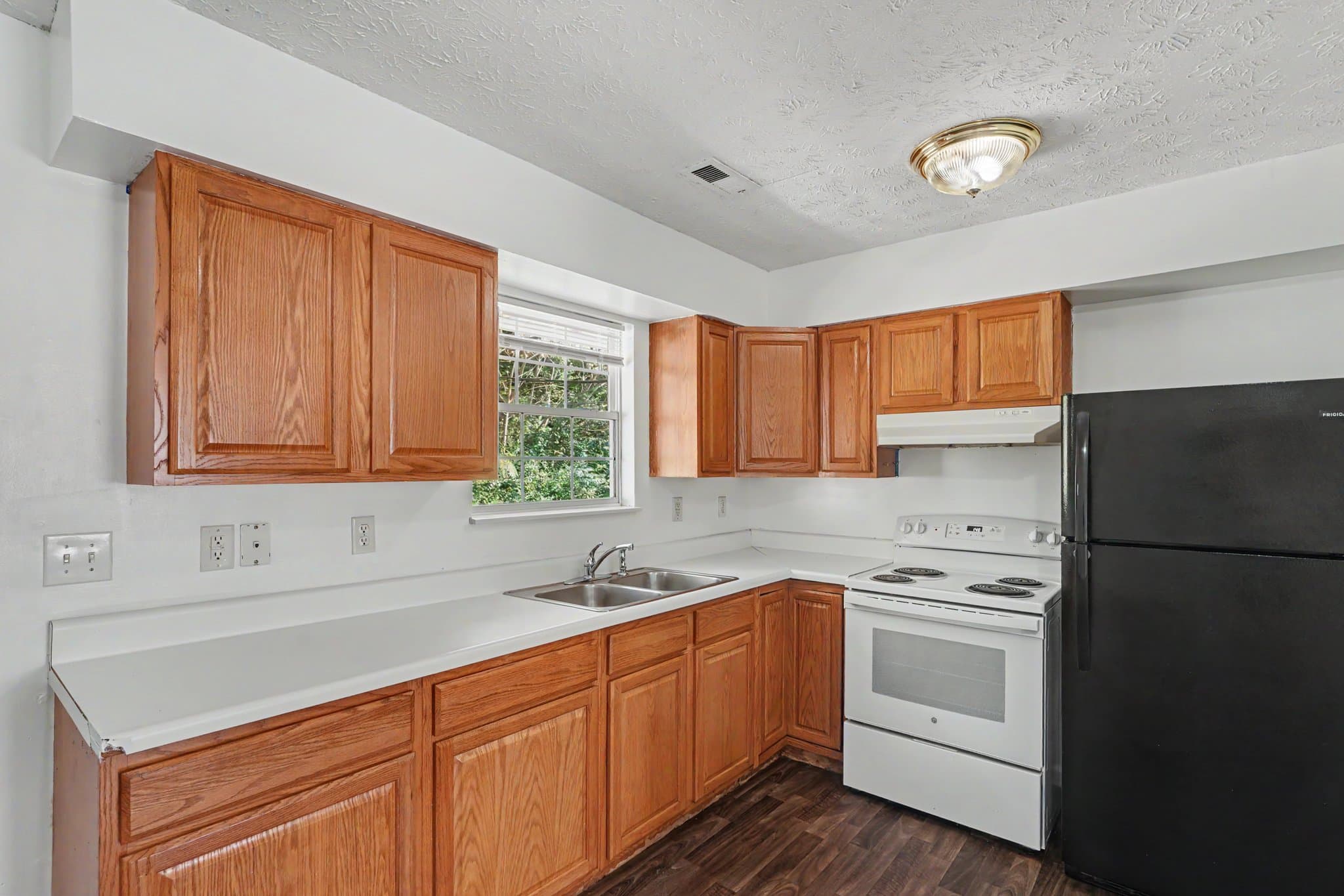 Jacksboro Apartment: 215 Timberlake Circle