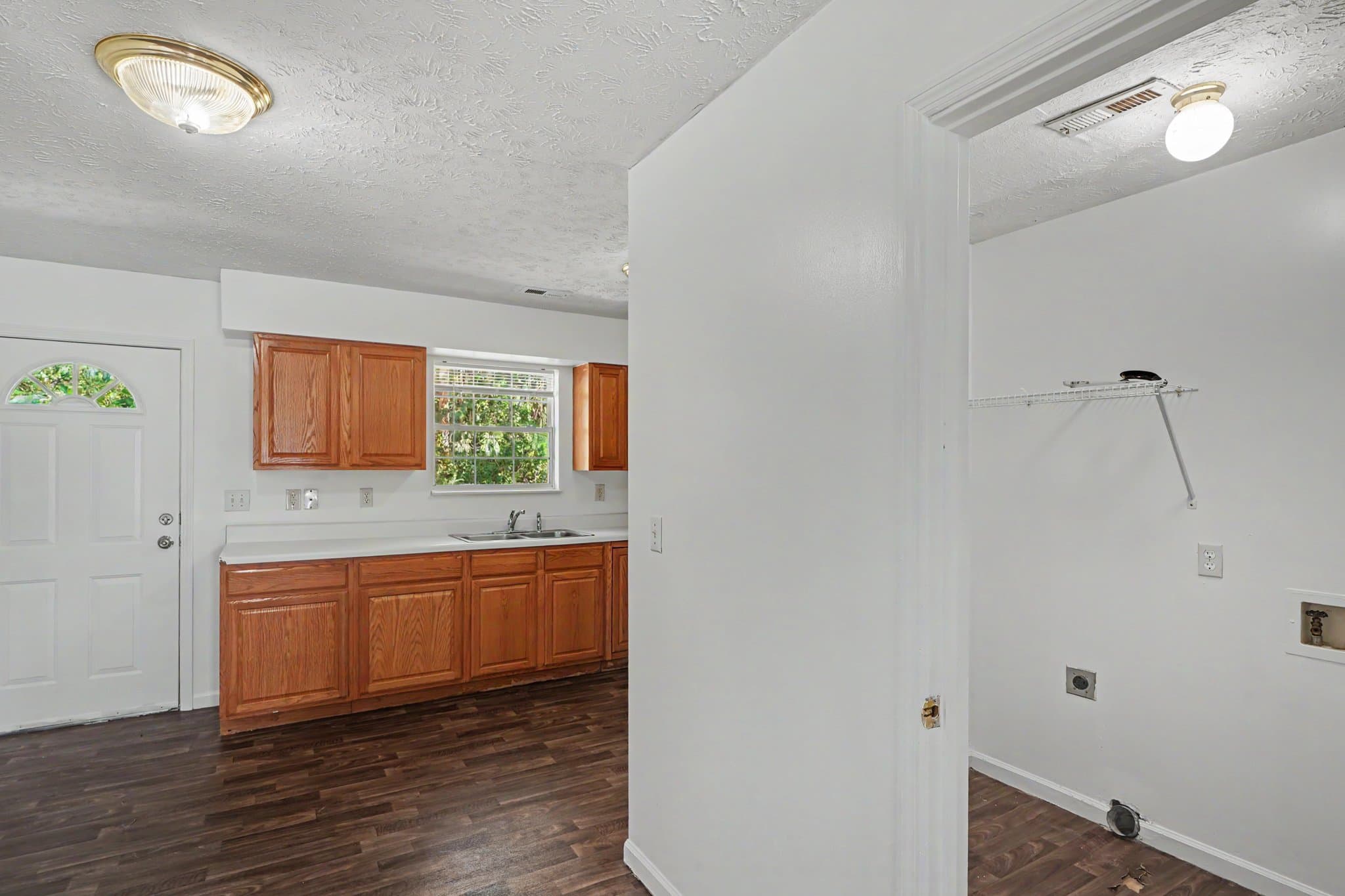 Jacksboro Apartment: 215 Timberlake Circle