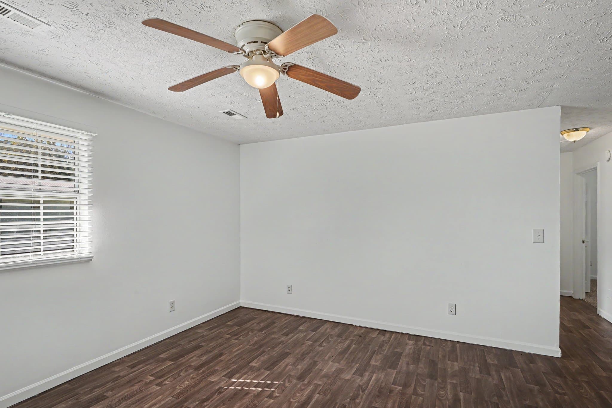Jacksboro Apartment: 215 Timberlake Circle