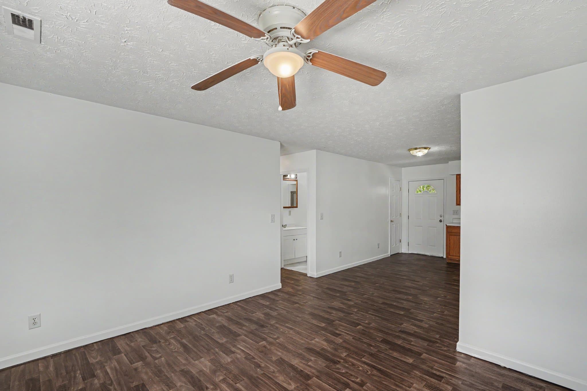 Jacksboro Apartment: 215 Timberlake Circle