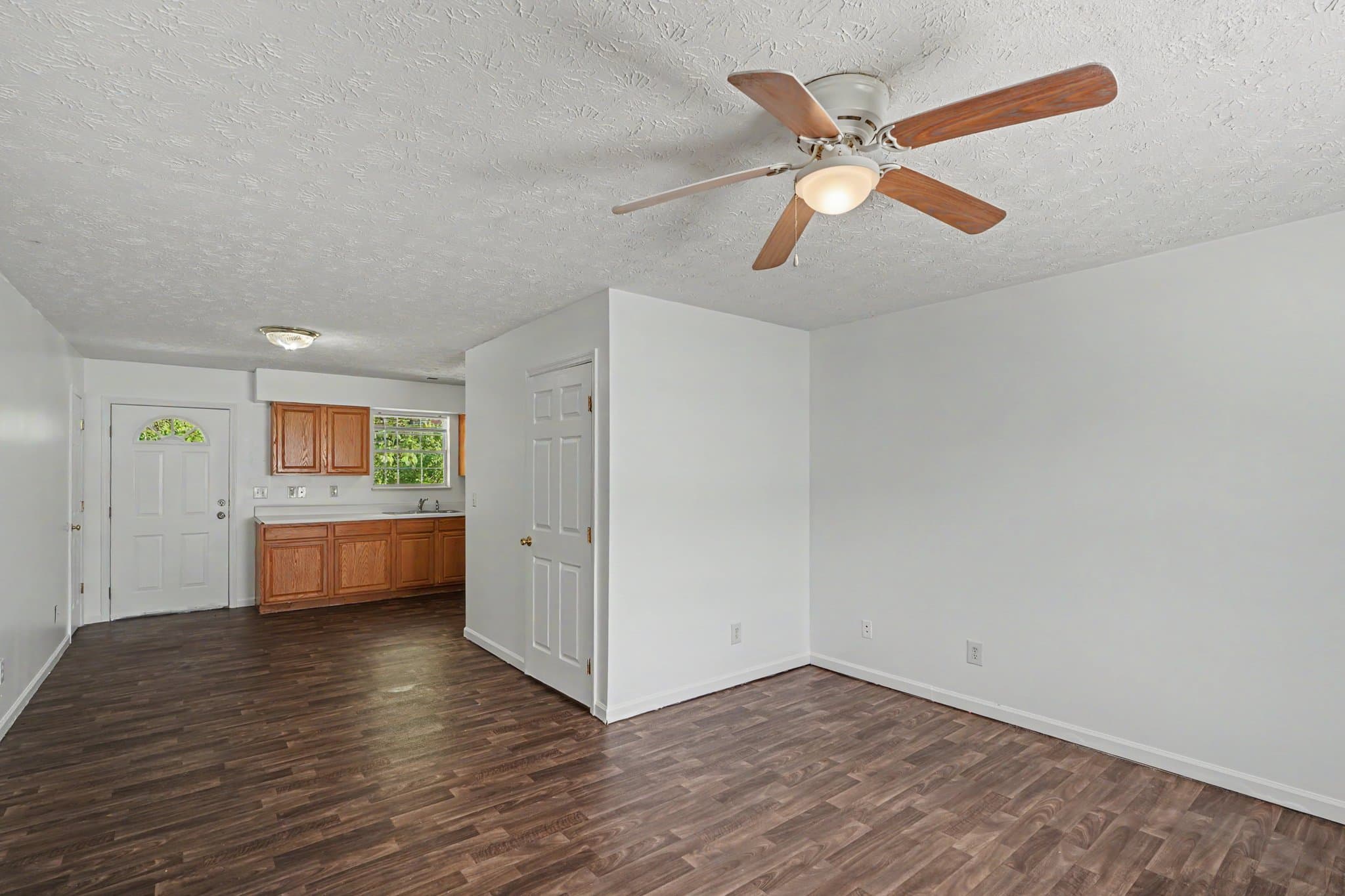 Jacksboro Apartment: 215 Timberlake Circle