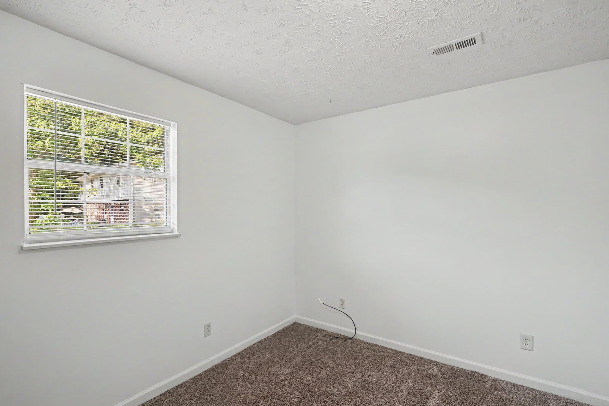 Jacksboro Apartment: 215 Timberlake Circle