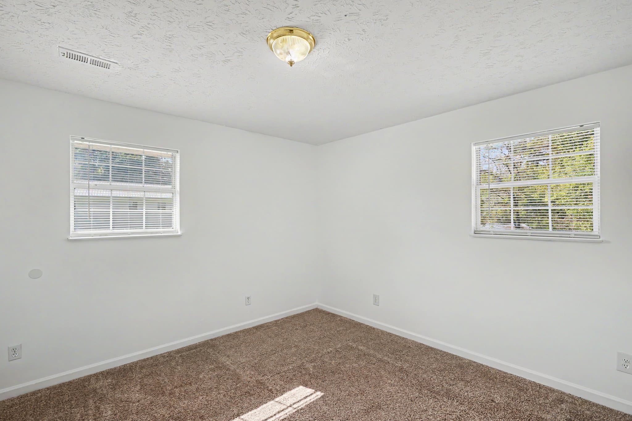 Jacksboro Apartment: 215 Timberlake Circle
