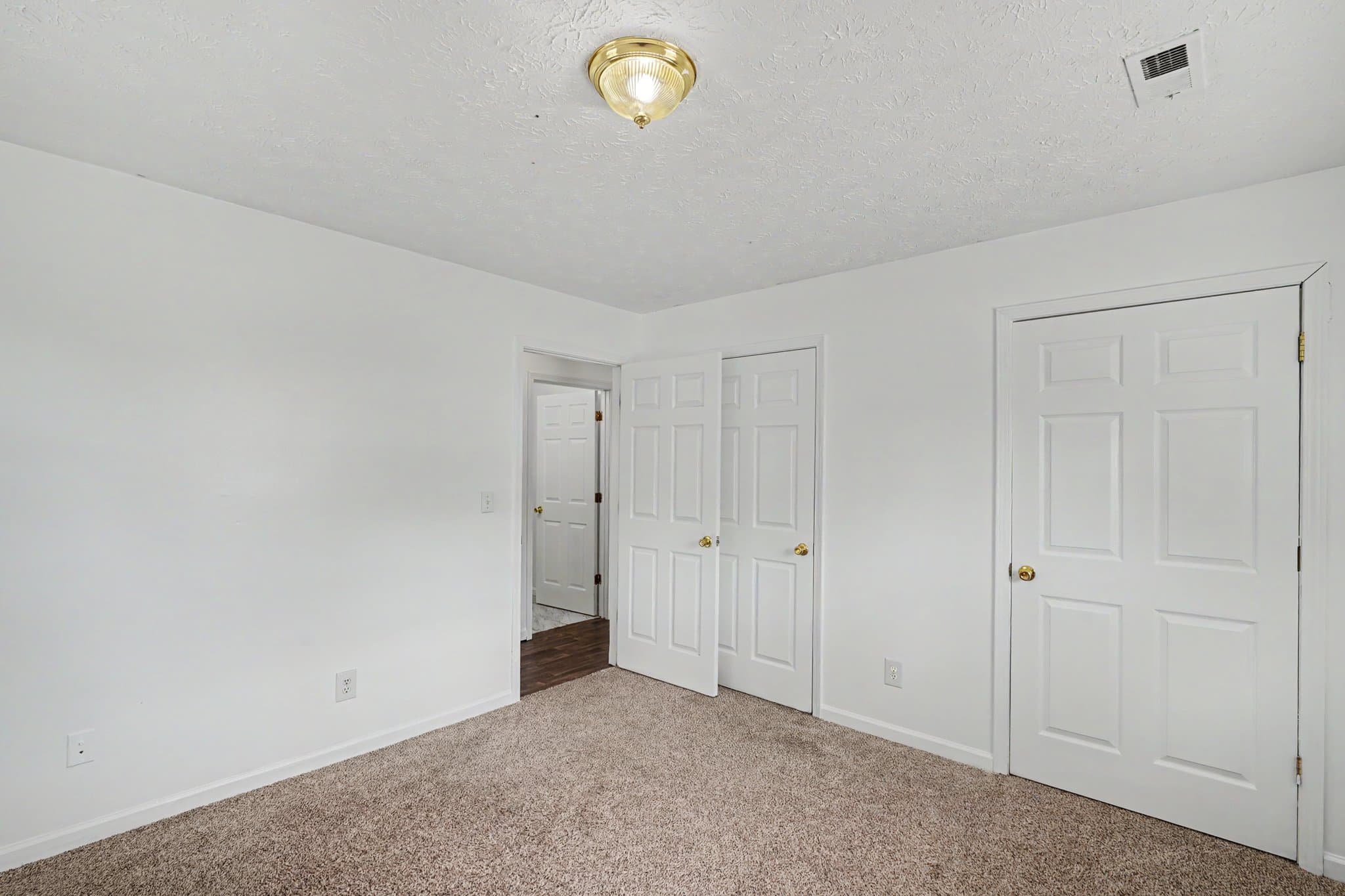 Jacksboro Apartment: 215 Timberlake Circle