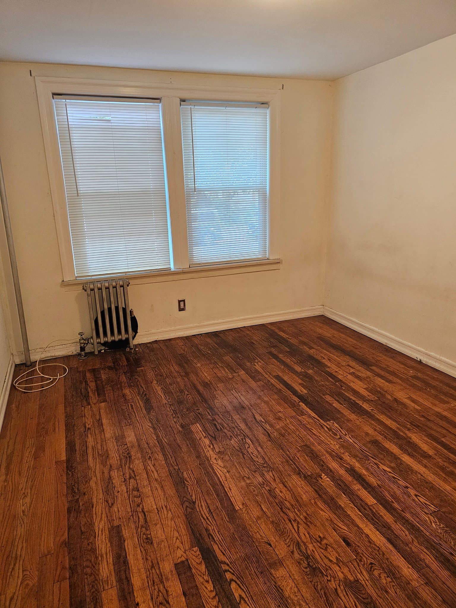 Sunnyside Single Room: 3976 47th St