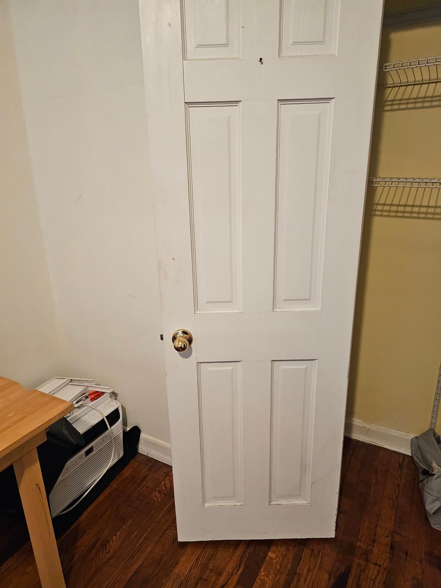 Sunnyside Single Room: 3976 47th St