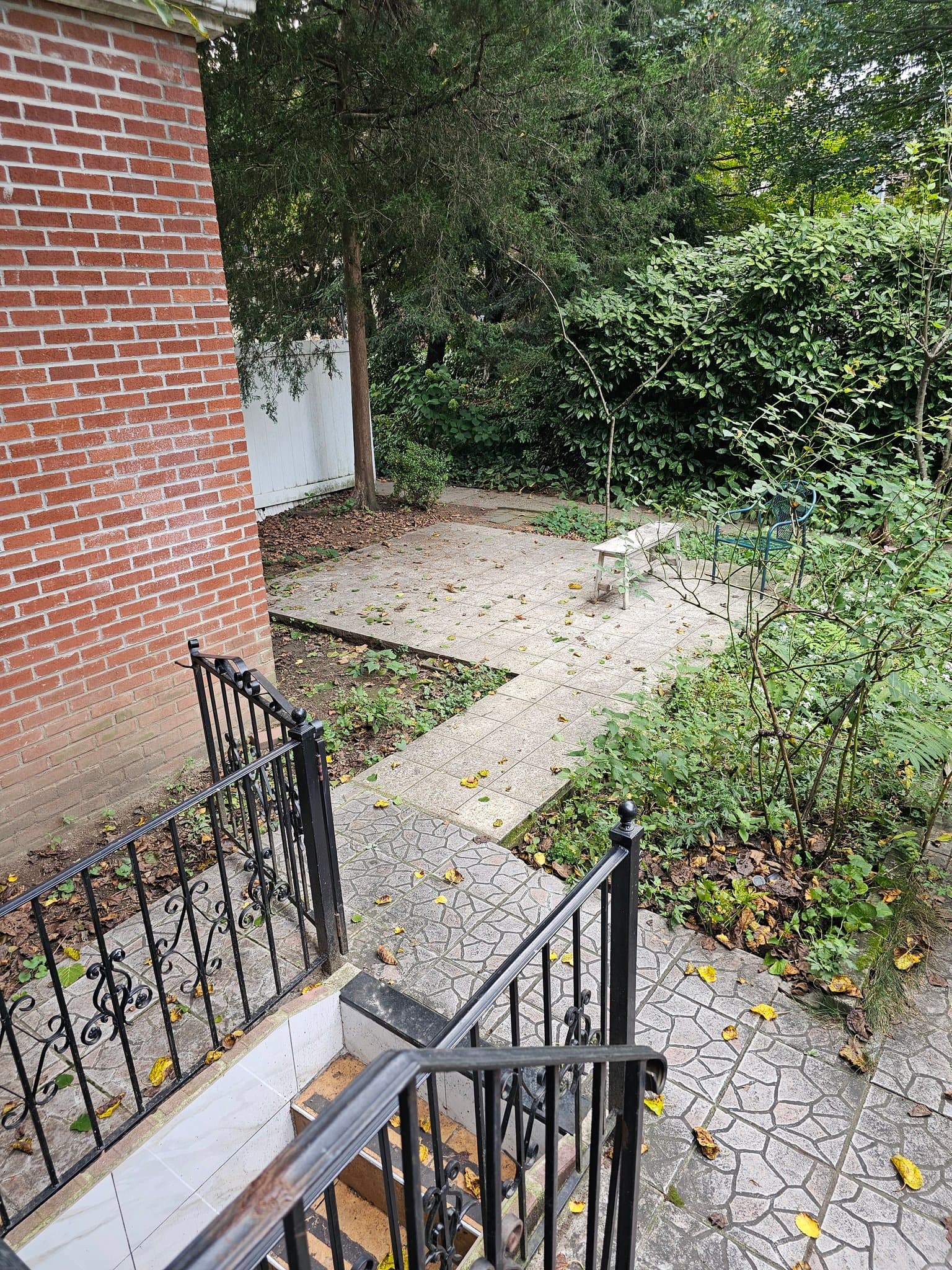 Sunnyside Single Room: 3976 47th St