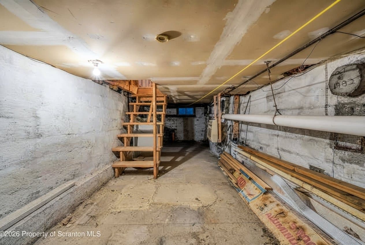 Peckville House: 105 Electric St