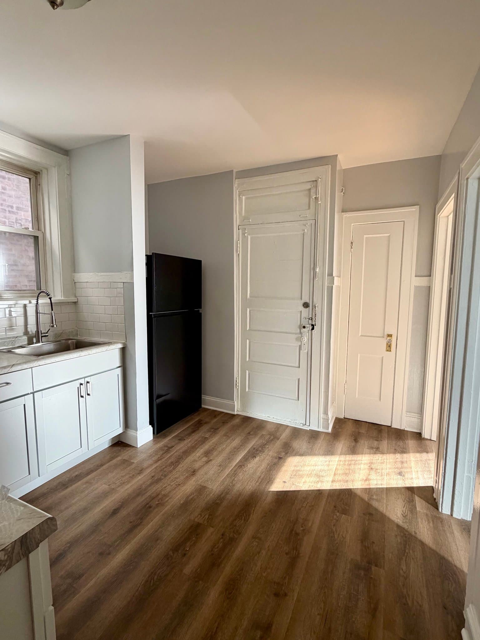Chicago Apartment: 2843 W Berteau Ave