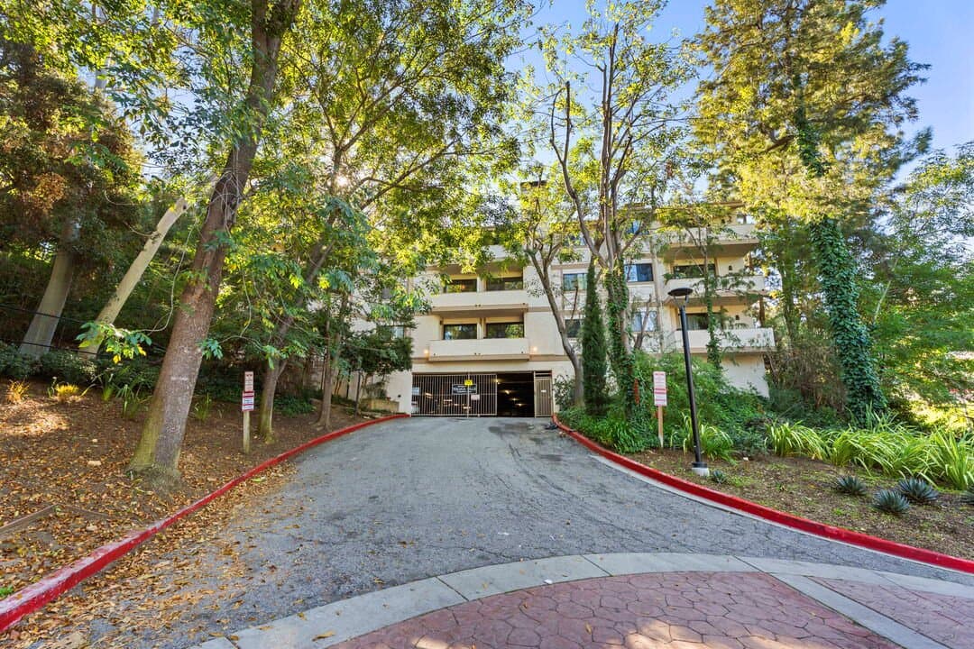 Hollywood Hills Single Room: 3480 Barham Blvd