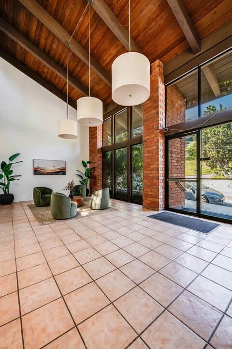 Hollywood Hills Single Room: 3480 Barham Blvd