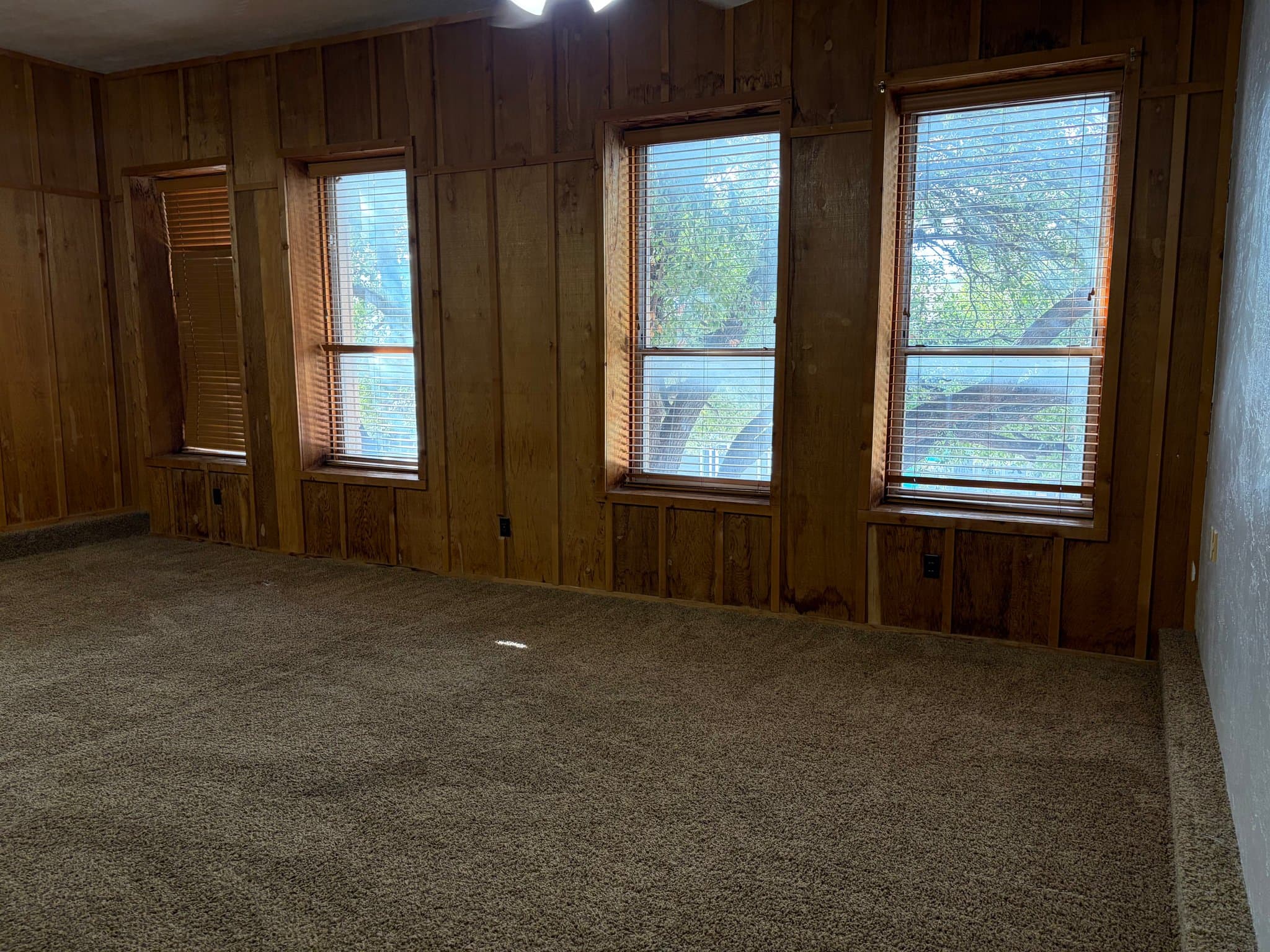Duncan Apartment: 825 1/2 W Main St