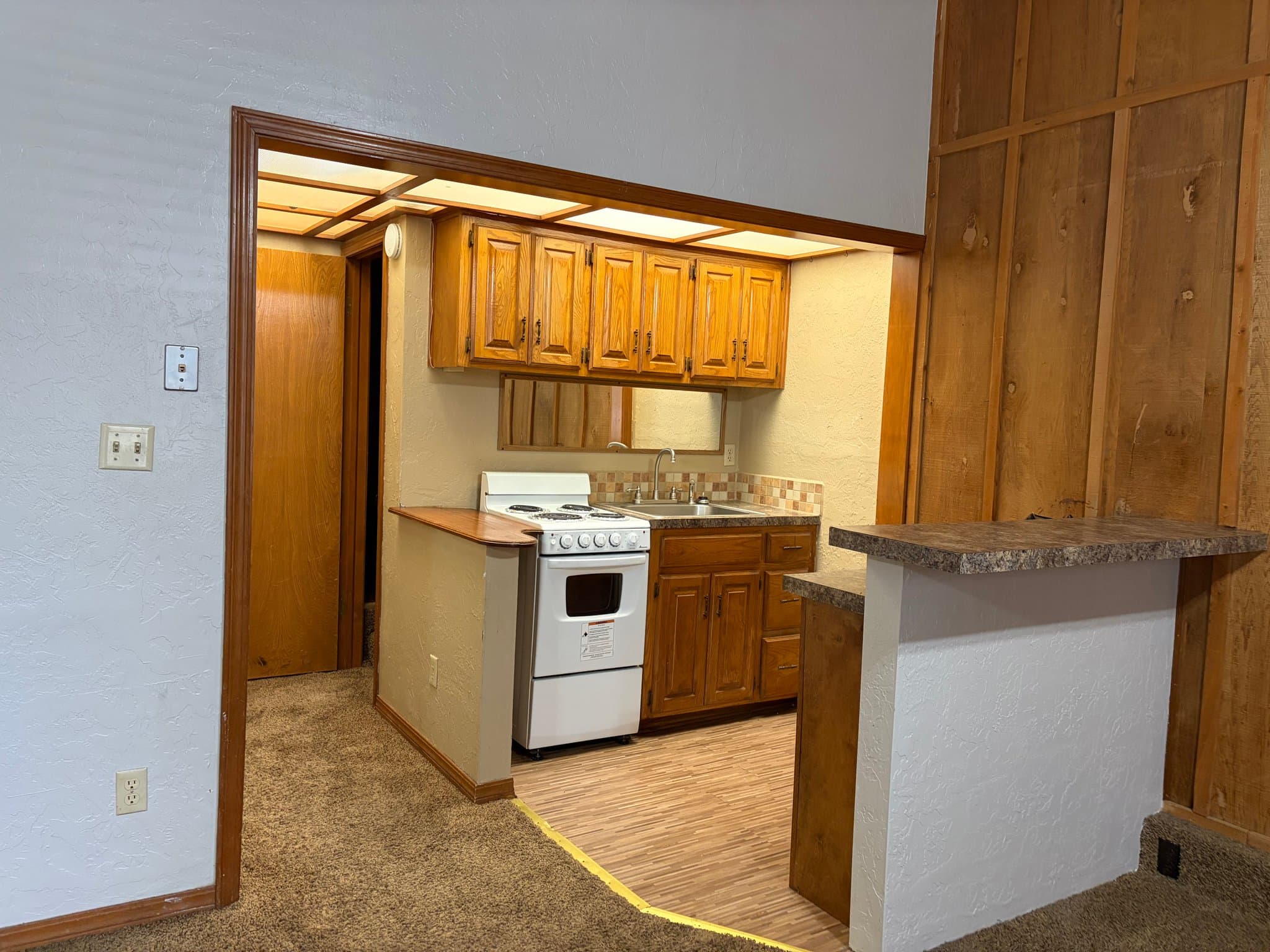 Duncan Apartment: 825 1/2 W Main St