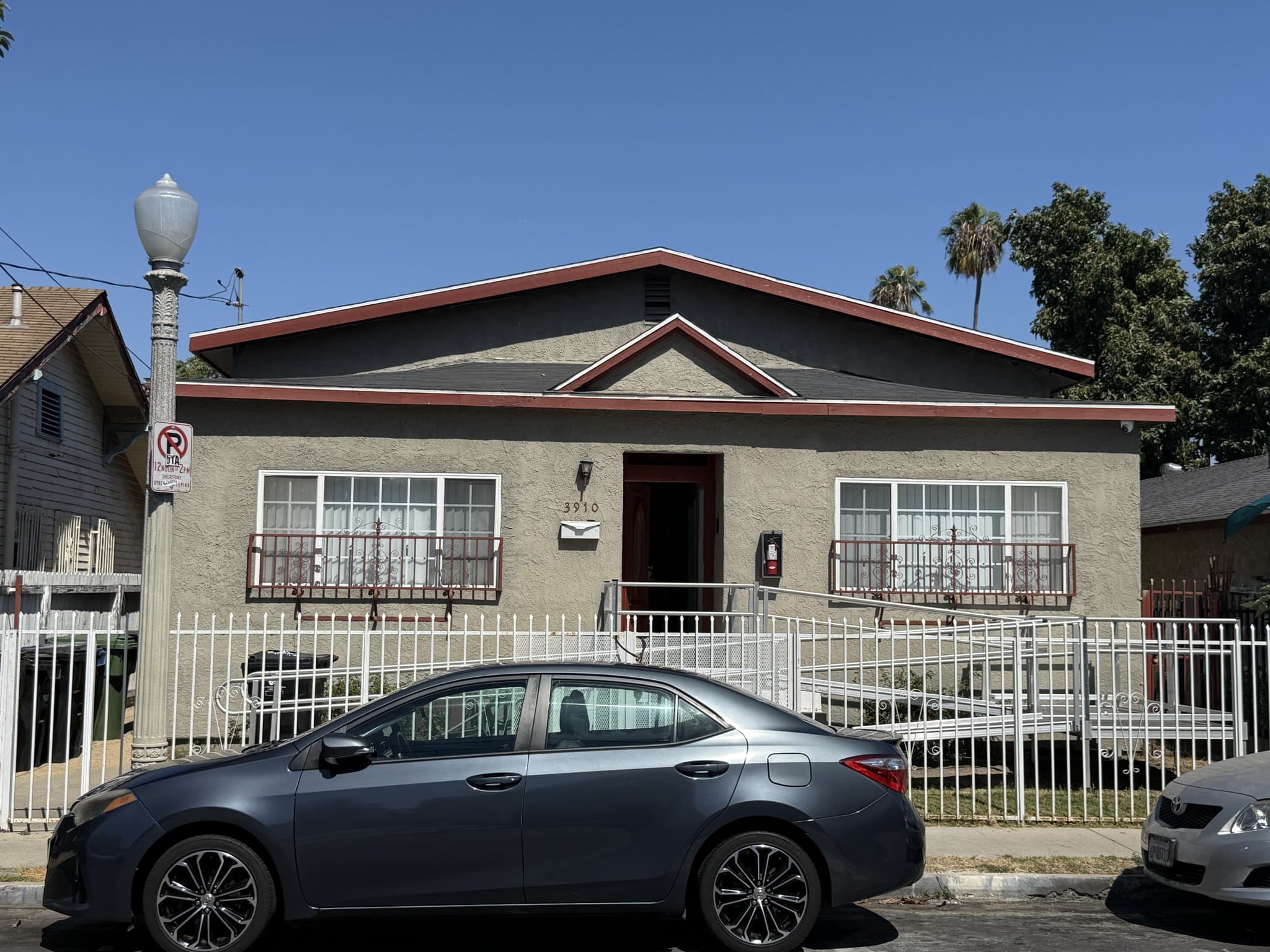 Los Angeles House: 3910 Walton Ave