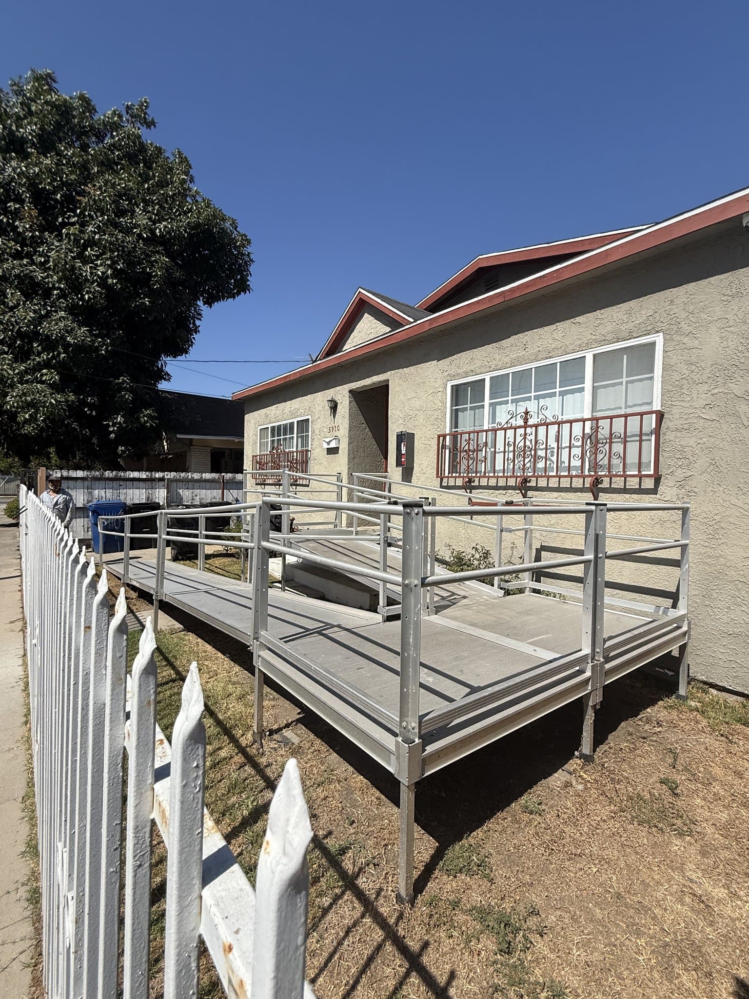Los Angeles House: 3910 Walton Ave