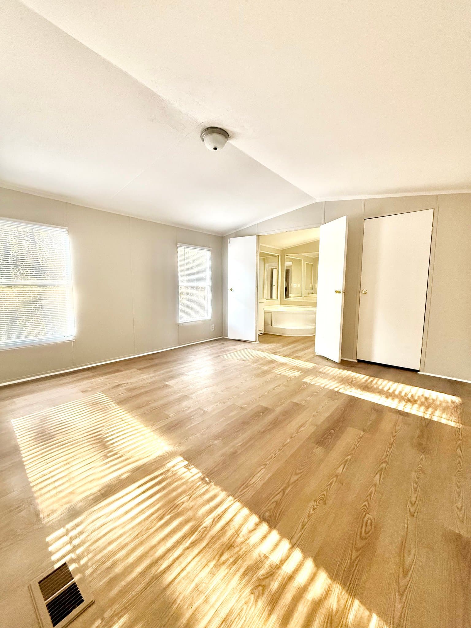 Fayetteville House: 316 Pelican Ct