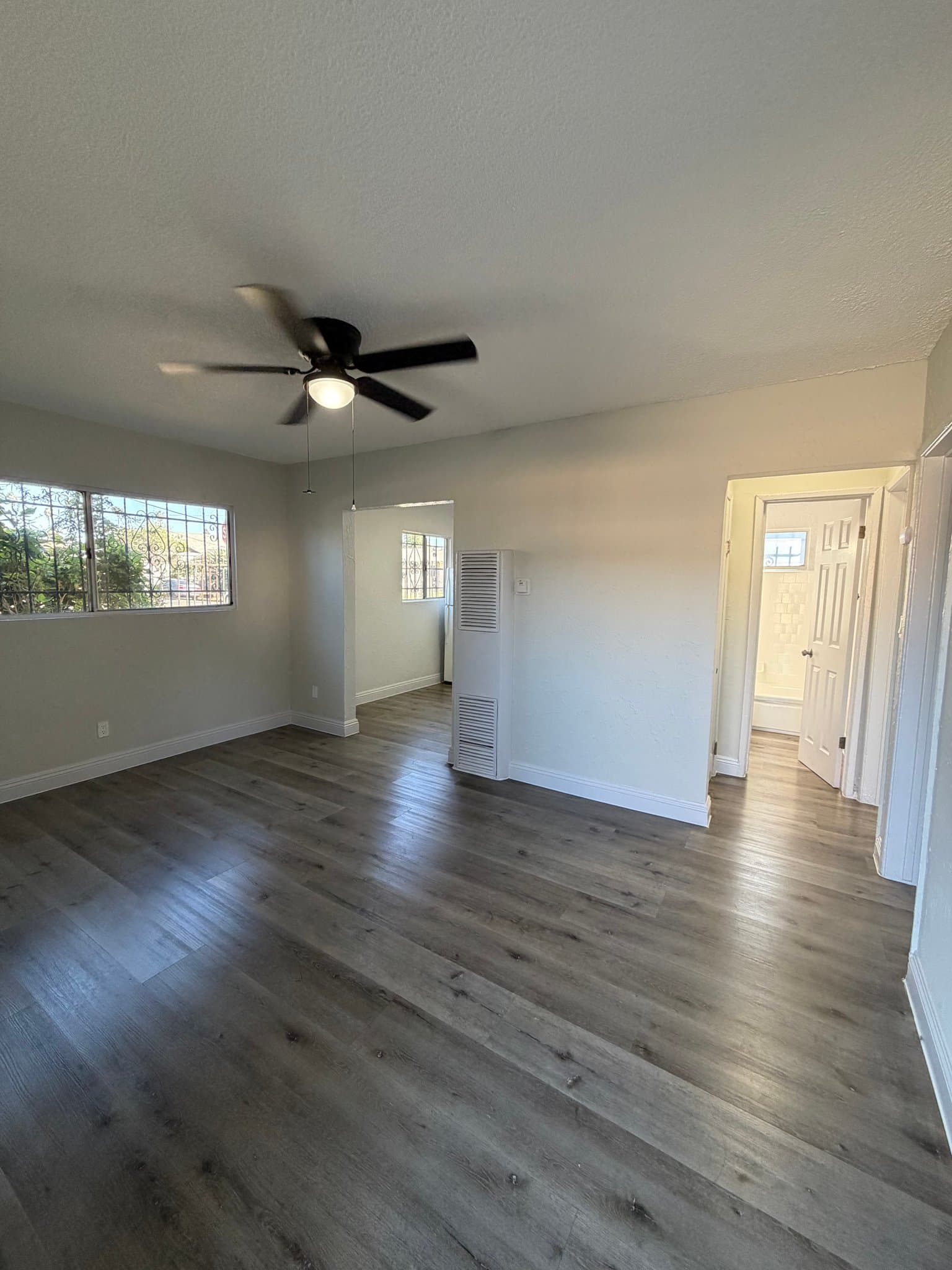 LOS ANGELES Apartment: 7843 TOwne Ave