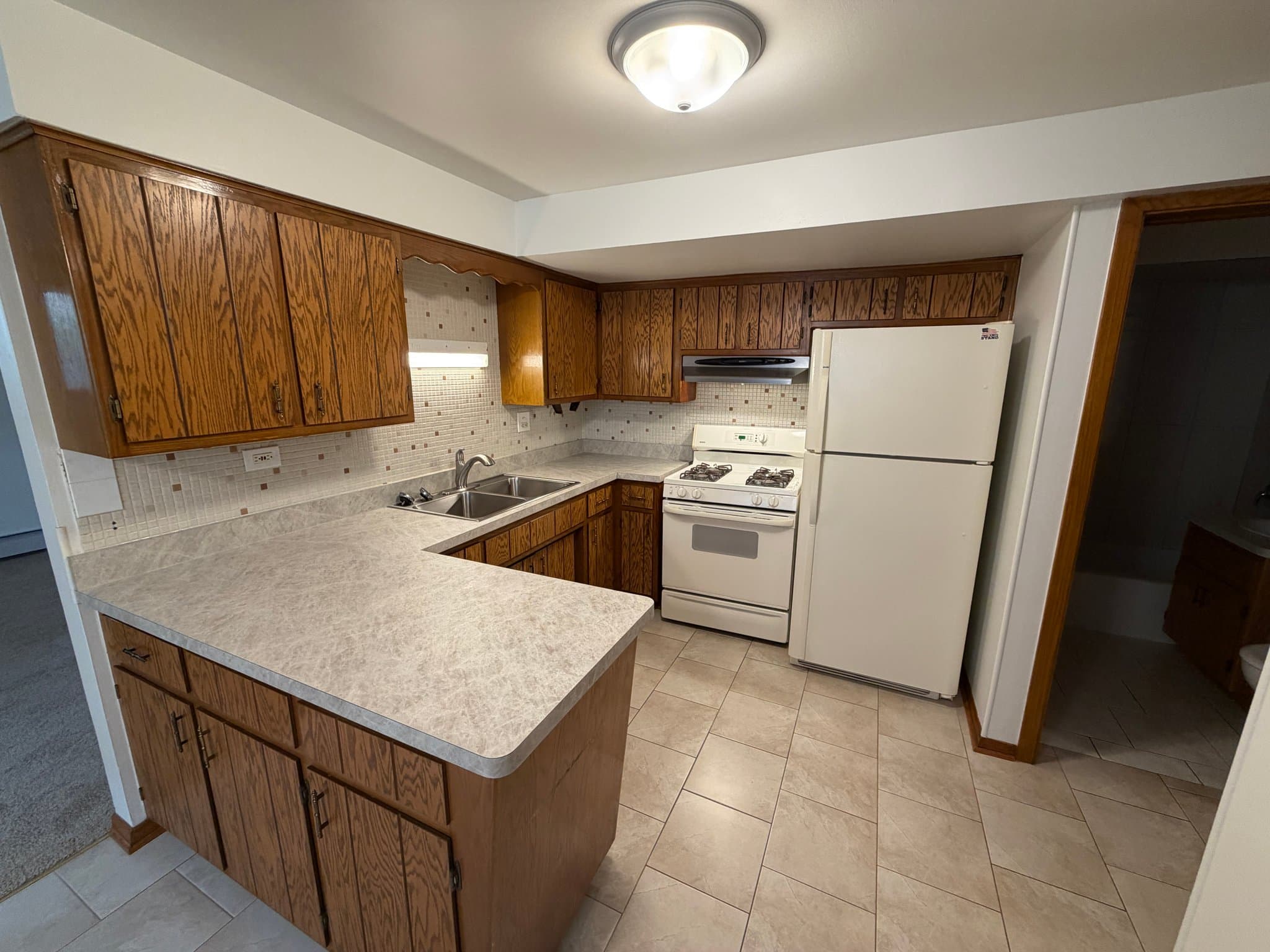 Burbank Apartment: 8633 Leamington Ave