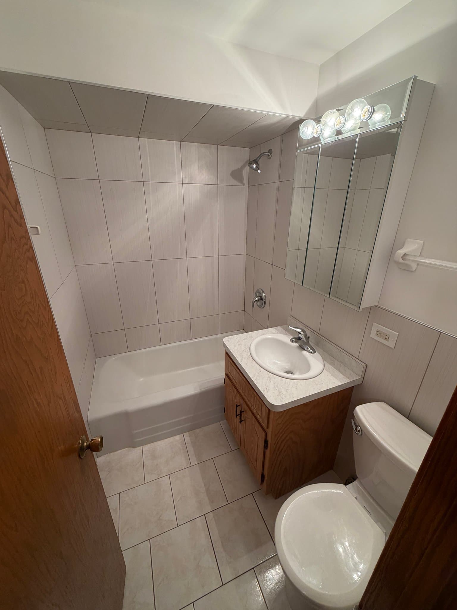 Burbank Apartment: 8633 Leamington Ave