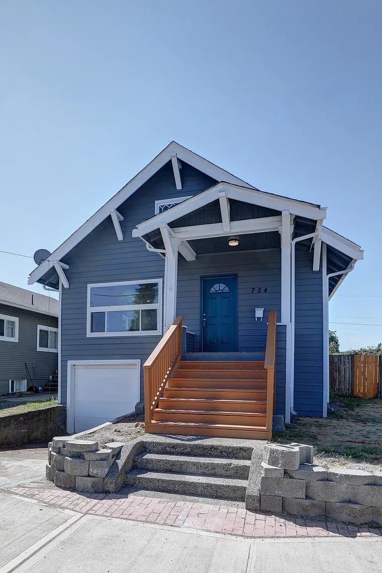 Auburn House: 724 4th St SE