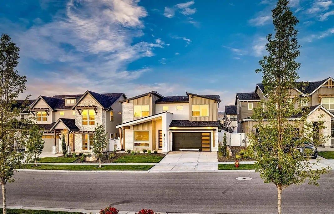 Eagle House: 13900 N Ermine Ave