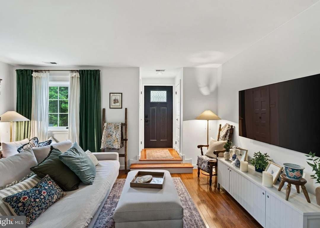 Philadelphia House: 240 E Springfield Ave