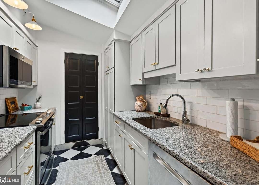 Philadelphia House: 240 E Springfield Ave