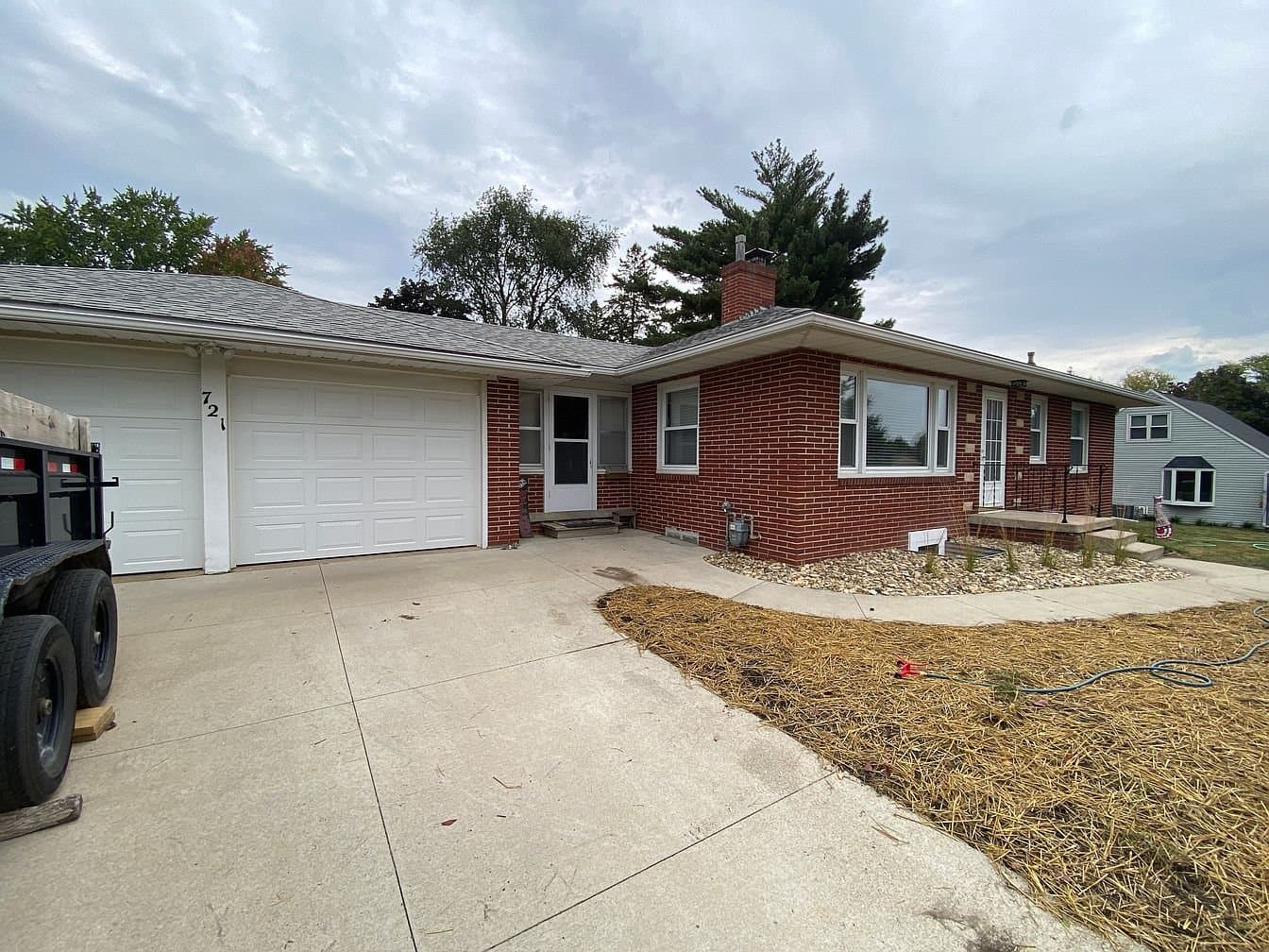 Cedar Falls House: 721 W 14th St