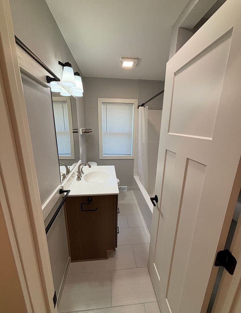 Cedar Falls House: 721 W 14th St