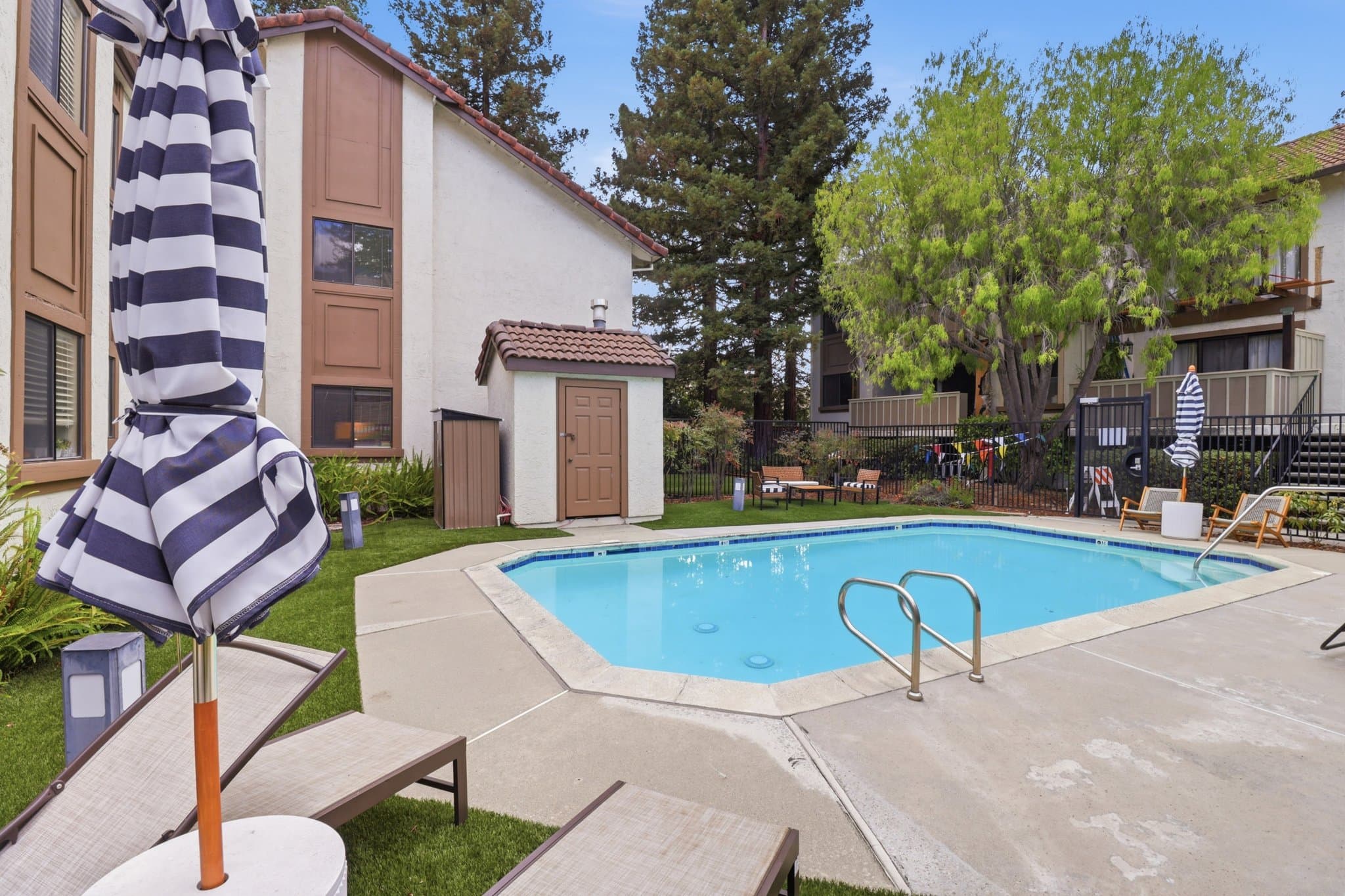 Redwood City Condo: 1122 Woodside Rd