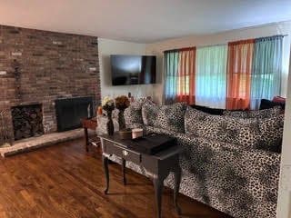 Newtown House: 59 Bear Hills Rd