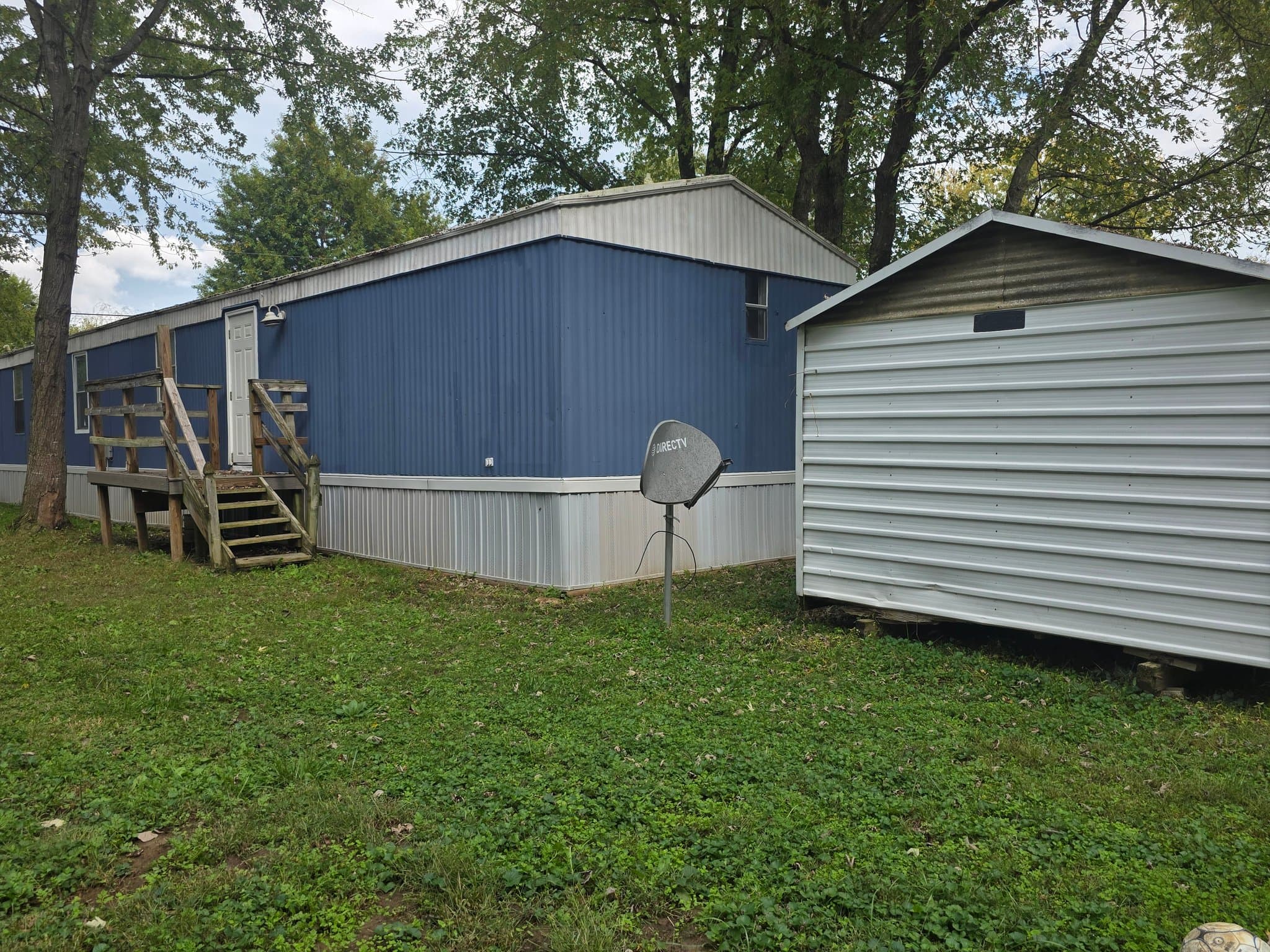 Cedar hill House: 8414 village green dr