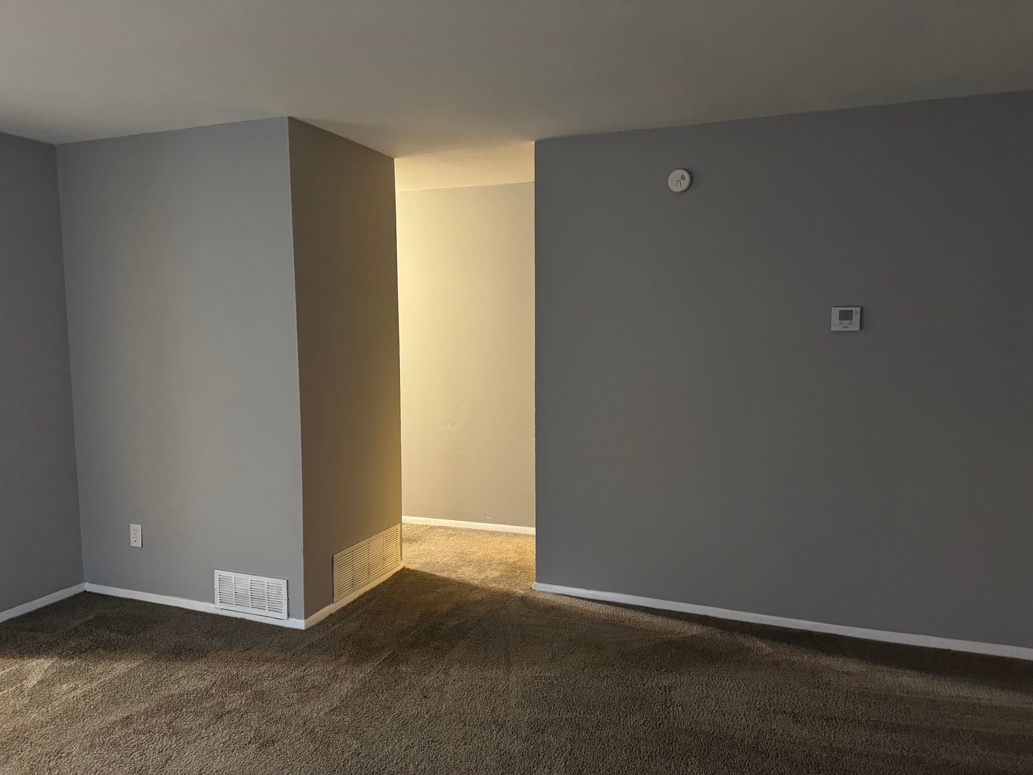 Independence House: 1521 N Hocker Ave